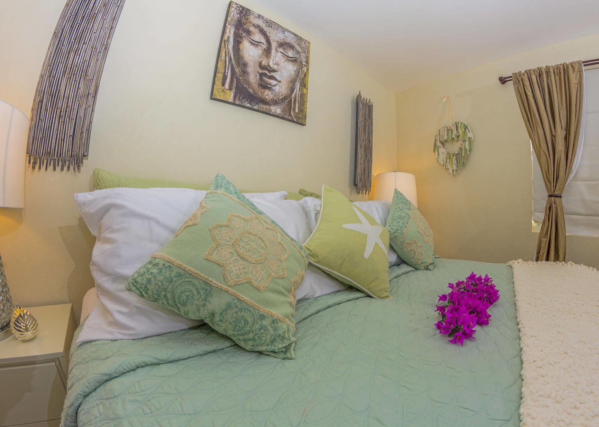 Lantana Barbados Condos Сейнт Джеймс Екстериор снимка