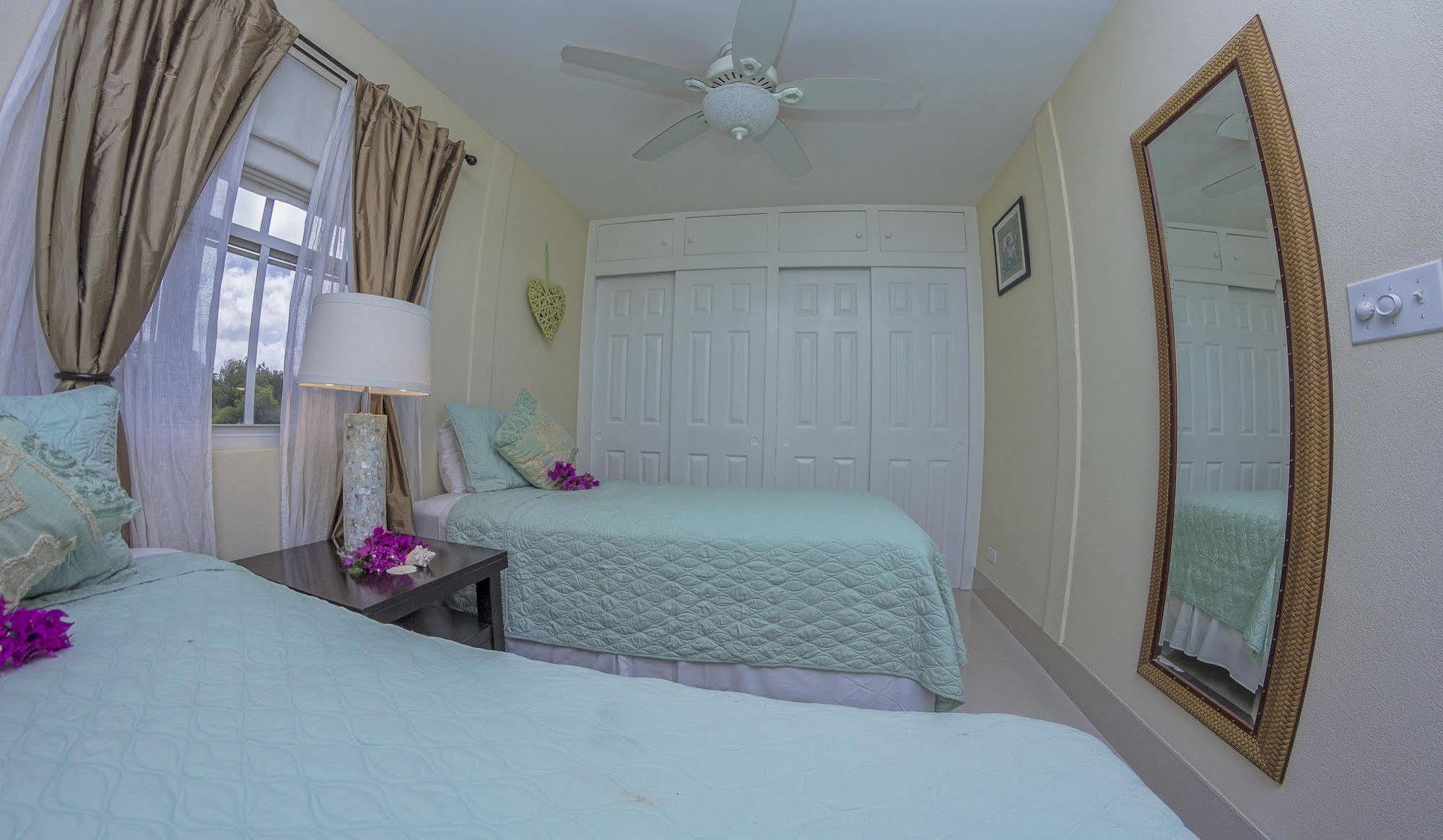 Lantana Barbados Condos Сейнт Джеймс Екстериор снимка